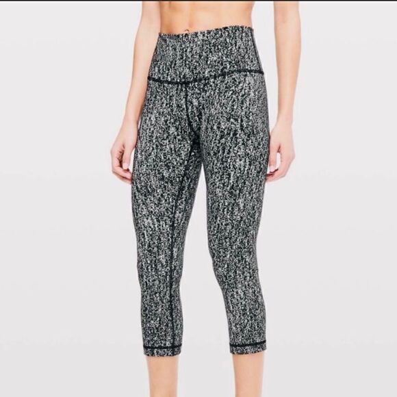Lululemon grey and white print Wunder Under cropped capris. - Picture 1 of 6